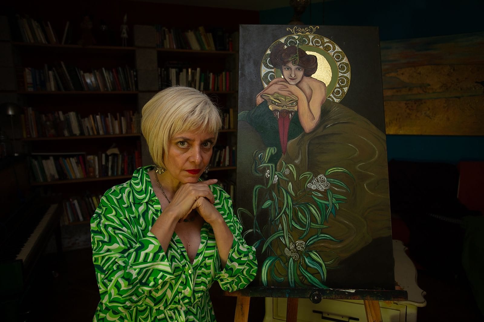 Adriana Rios junto a una de sus obras