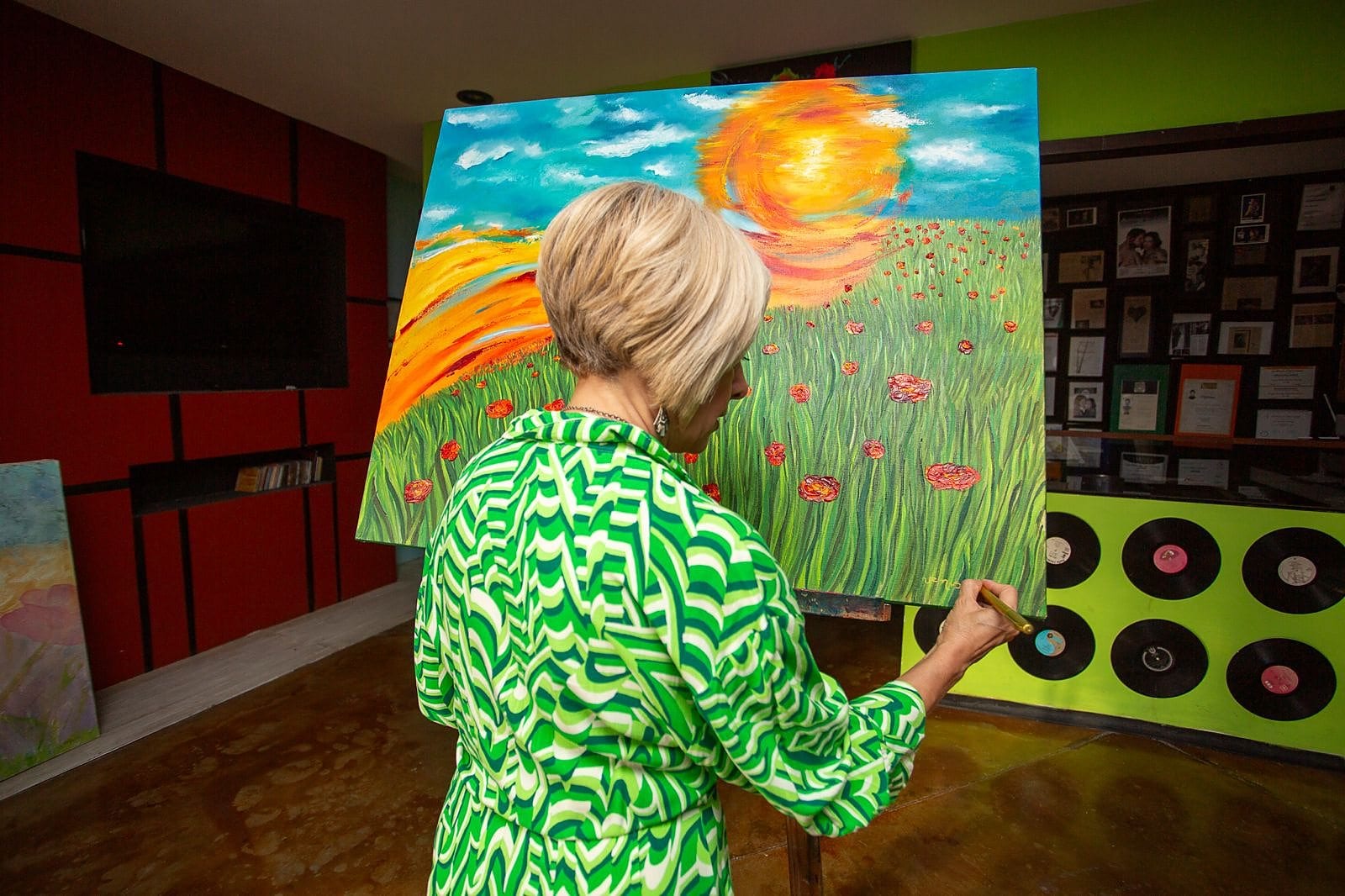 Adriana Rios pintando en su estudio